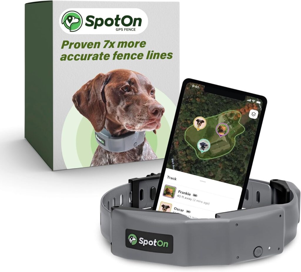 Un collar SpotOn GPS Dog Fence junto a un perro en un amplio campo verde. Incluye texto resaltando "Sistema de cerca virtual para perros" con diseño portátil y resistente al agua.